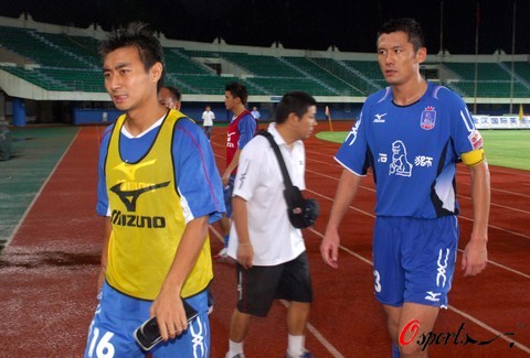 收到国足纪念球衣，尹鸿博：感谢祖国，为国出战是最大骄傲（获赠国足纪念球衣，尹鸿博致谢祖国：为国出战是我最大的荣耀）