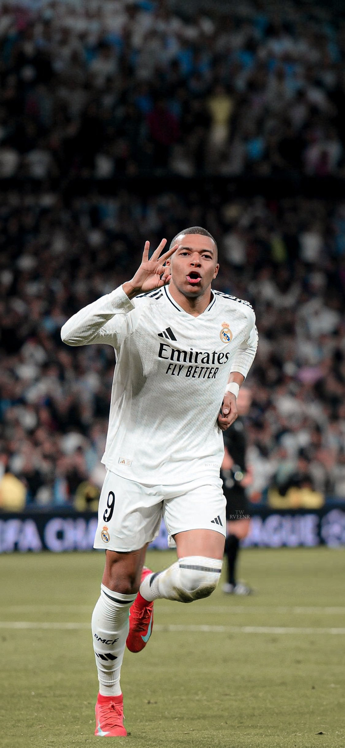 曼联在第15轮4-1大胜狼队，晋级英超第六，阿莫林有效发挥中场，布鲁诺、芒特等球员关键作用，助力球队提升排名。