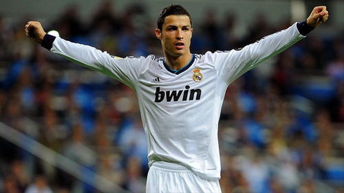 半场战报：尤文2-1卡利亚里，伊尔迪兹双响，弗拉霍维奇伤退