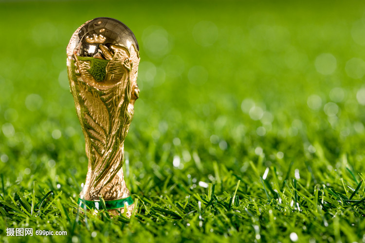 足球意甲射手榜竞争激烈，三人同进12球并列领跑（意甲金靴之争白热化：三将各入12球并列榜首）