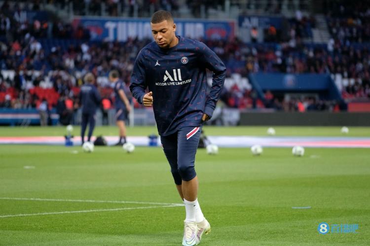 卡尔：我一直在提高右脚技术，能在17岁欧冠进球意义重大（卡尔：专注提升右脚能力，17岁欧冠破门意义非凡）